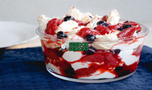 Eton Mess Meringue Stroberi Krim Khas Inggris Eton Mess meringue dengan krim dan stroberi di mangkuk saji