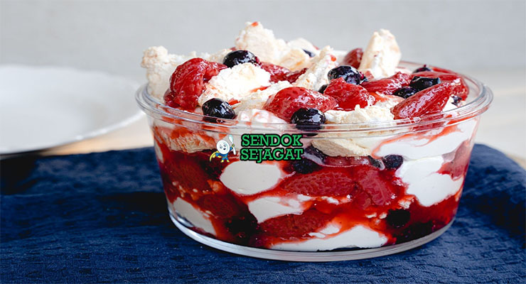 Eton Mess Meringue Stroberi Krim Khas Inggris Eton Mess meringue dengan krim dan stroberi di mangkuk saji