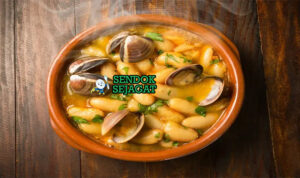 Fabes con Almejas Lezat Khas Asturias Fabes con Almejas dengan kacang putih dan kerang di piring saji