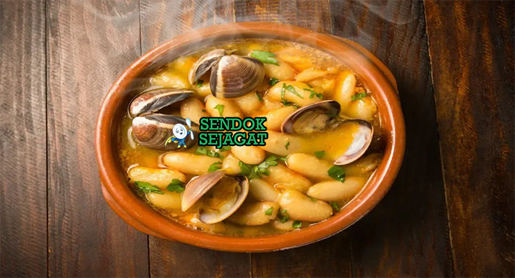 Fabes con Almejas Lezat Khas Asturias Fabes con Almejas dengan kacang putih dan kerang di piring saji