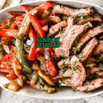 Fajitas daging iris tumis paprika sizzling di wajan besi dengan tortilla