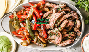 Fajitas Daging Tumis Paprika Khas Meksiko Fajitas daging iris tumis paprika sizzling di wajan besi dengan tortilla