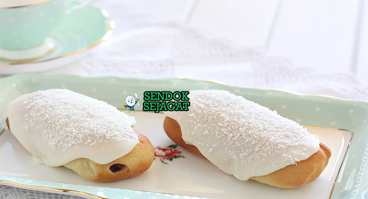 Finger Bun Roti Manis Glasur Khas Australia Finger Bun roti manis dengan glasur merah muda dan kelapa di piring saji