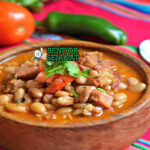 Frijoles Charros dengan sup kacang dan daging asap di mangkuk saji