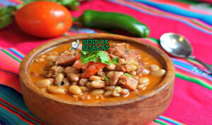 Frijoles Charros Gurih Khas Meksiko Frijoles Charros dengan sup kacang dan daging asap di mangkuk saji