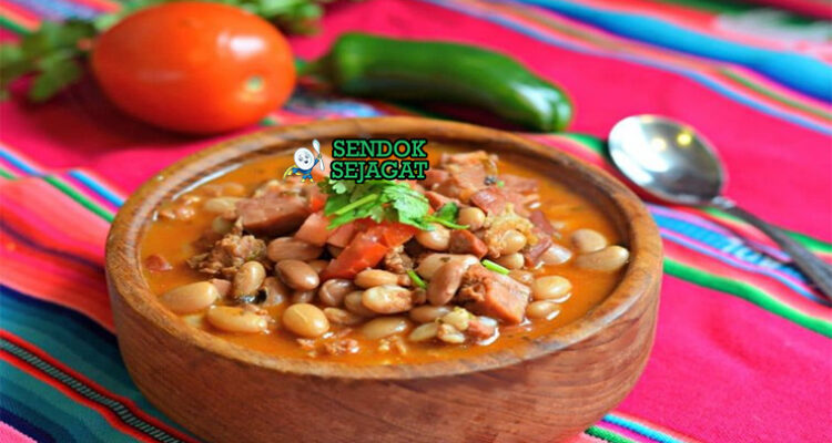 Frijoles Charros dengan sup kacang dan daging asap di mangkuk saji