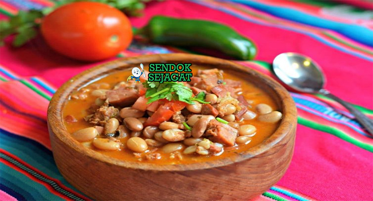 Frijoles Charros Gurih Khas Meksiko Frijoles Charros dengan sup kacang dan daging asap di mangkuk saji