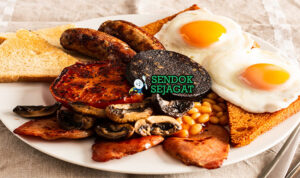 Full English Breakfast Hearty Gurih Khas Inggris Full English Breakfast telur runny bacon sosis beans tomat jamur roti di piring saji