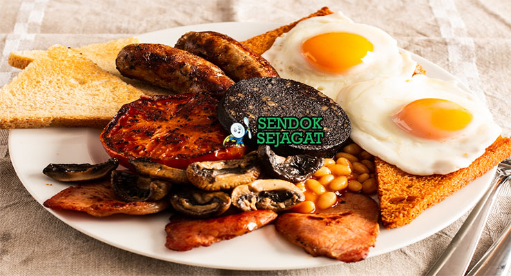Full English Breakfast Hearty Gurih Khas Inggris Full English Breakfast telur runny bacon sosis beans tomat jamur roti di piring saji