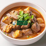 Gaeng Hung Lay kari babi kental dengan nasi ketan di piring saji