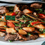 Galbi Jjim dengan iga rebus dan saus kecap di piring saji