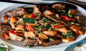 Galbi Jjim Gurih Manis Khas Korea Galbi Jjim dengan iga rebus dan saus kecap di piring saji