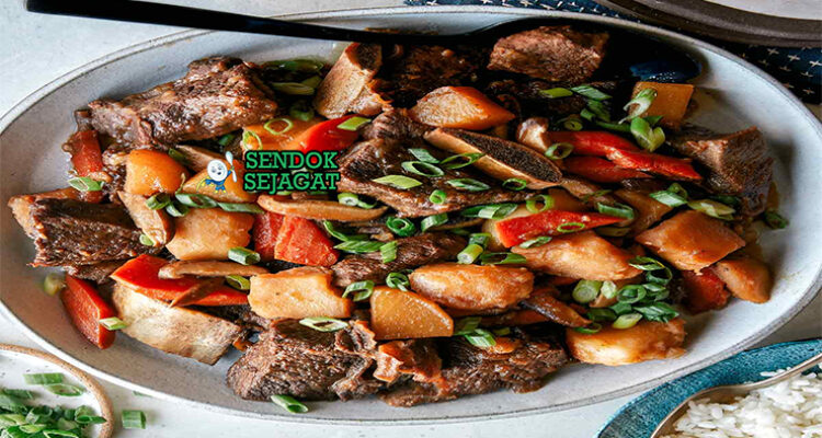 Galbi Jjim dengan iga rebus dan saus kecap di piring saji