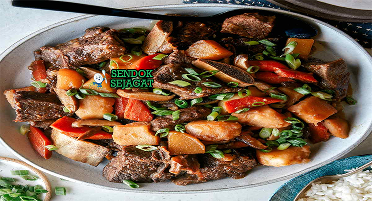 Galbi Jjim Gurih Manis Khas Korea Galbi Jjim dengan iga rebus dan saus kecap di piring saji