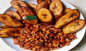Red Red Gurih Khas Ghana Ghanaian Red Red dengan kacang merah dan pisang goreng di piring saji