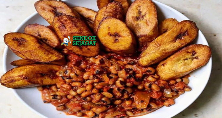 Ghanaian Red Red dengan kacang merah dan pisang goreng di piring saji