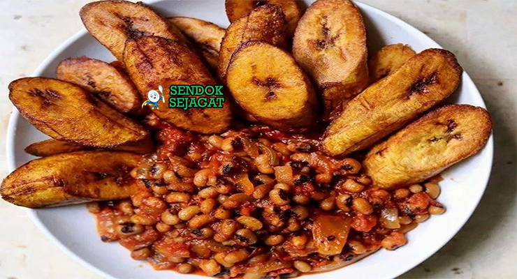 Red Red Gurih Khas Ghana Ghanaian Red Red dengan kacang merah dan pisang goreng di piring saji