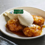 Golden Syrup Dumplings dengan adonan manis dan sirup di mangkuk saji