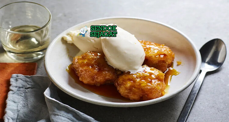 Golden Syrup Dumplings dengan adonan manis dan sirup di mangkuk saji