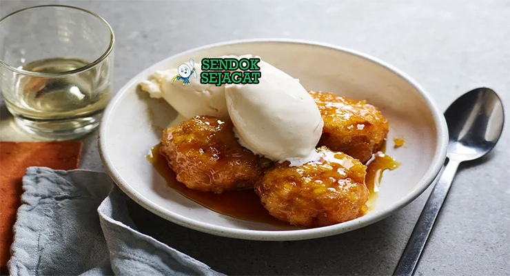 Golden Syrup Dumplings Manis Khas Australia Golden Syrup Dumplings dengan adonan manis dan sirup di mangkuk saji