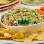 Guacamole Fresco dip alpukat dengan tortilla chips di mangkuk saji