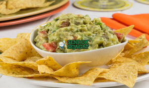 Guacamole Fresco Dip Alpukat Khas Meksiko Guacamole Fresco dip alpukat dengan tortilla chips di mangkuk saji