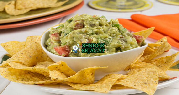 Guacamole Fresco dip alpukat dengan tortilla chips di mangkuk saji