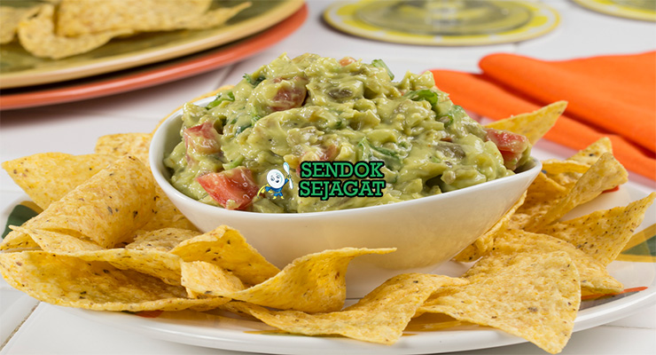 Guacamole Fresco Dip Alpukat Khas Meksiko Guacamole Fresco dip alpukat dengan tortilla chips di mangkuk saji