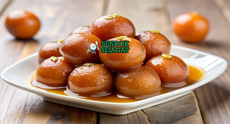 Gulab Jamun Bola Susu Sirup M= Mawar Khas India Gulab Jamun bola susu berendam sirup dengan pistachio di mangkuk saji