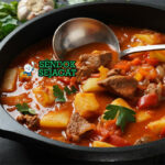Gulyás sup daging paprika kentang wortel peterseli di mangkuk saji