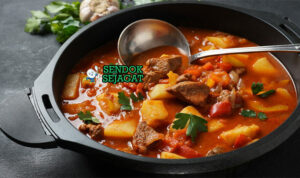Gulyás Hearty Merah Khas Hungaria Gulyás sup daging paprika kentang wortel peterseli di mangkuk saji