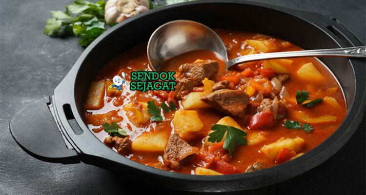 Gulyás sup daging paprika kentang wortel peterseli di mangkuk saji