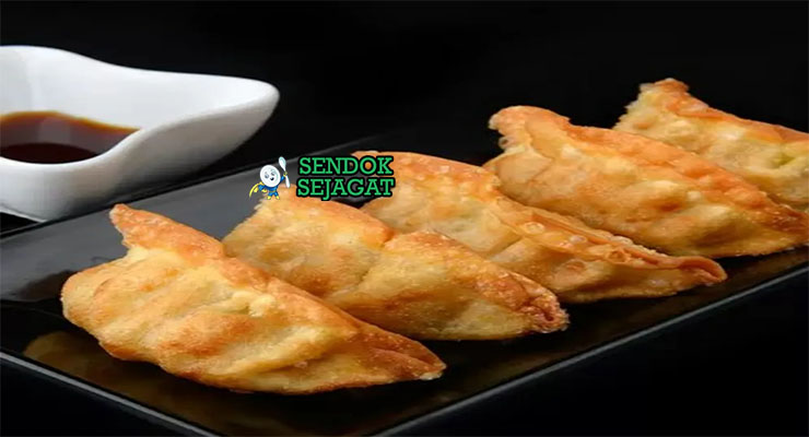 Gyoza Renyah Juicy Khas Jepang Gyoza dumpling goreng renyah isi daging dengan saus cuka di piring saji
