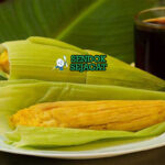 Humitas tamale jagung manis dibungkus daun jagung di piring saji