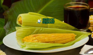 Humitas Tamale Jagung Manis Khas Ekuador Humitas tamale jagung manis dibungkus daun jagung di piring saji