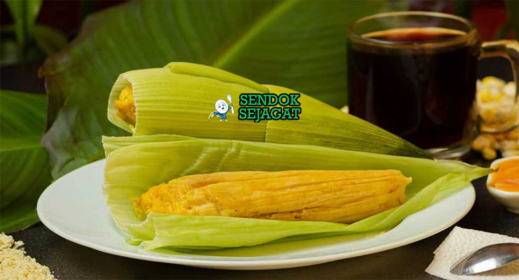 Humitas Tamale Jagung Manis Khas Ekuador Humitas tamale jagung manis dibungkus daun jagung di piring saji