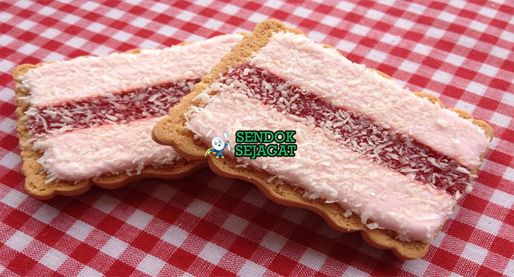 Iced VoVo Biskuit Kelapa Selai Stroberi Khas Australia Iced VoVo biskuit dengan selai stroberi dan kelapa di piring saji