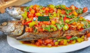 Sambal Colo-Colo dengan Ikan Bakar Khas Maluku Sambal Colo-Colo dengan Ikan Bakar di piring saji