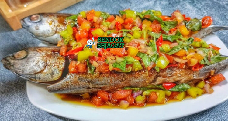 Sambal Colo-Colo dengan Ikan Bakar di piring saji