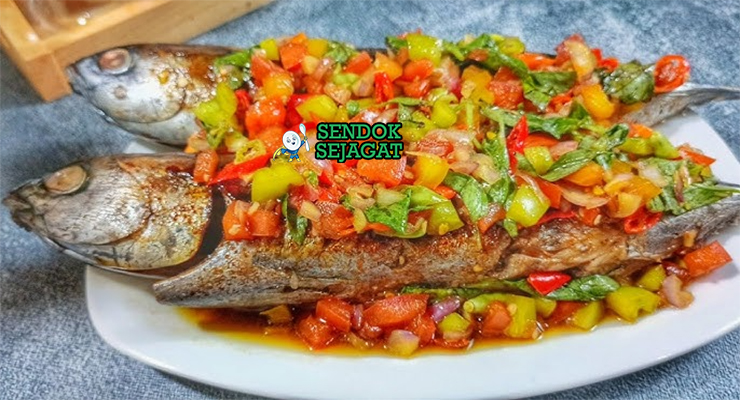 Sambal Colo-Colo dengan Ikan Bakar Khas Maluku Sambal Colo-Colo dengan Ikan Bakar di piring saji