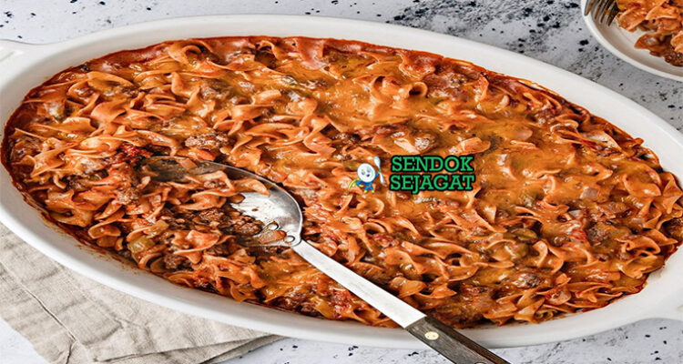 Johnny Marzetti dengan pasta, saus daging, dan keju leleh di piring saji