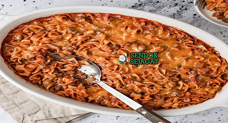 Johnny Marzetti Gurih Khas Amerika Serikat Johnny Marzetti dengan pasta, saus daging, dan keju leleh di piring saji