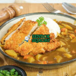 Katsu Curry nasi kari kental dengan katsu ayam di piring saji
