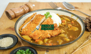Katsu Curry Nasi Kari Katsu Khas Jepang Katsu Curry nasi kari kental dengan katsu ayam di piring saji