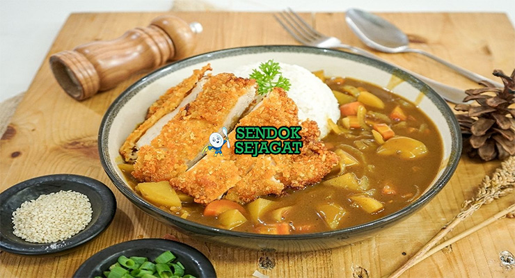 Katsu Curry Nasi Kari Katsu Khas Jepang Katsu Curry nasi kari kental dengan katsu ayam di piring saji