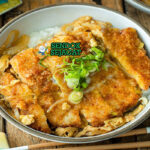 Katsudon rice bowl pork katsu dengan telur di mangkuk saji