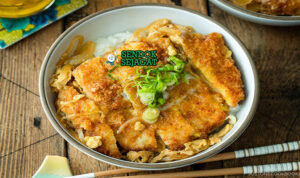Katsudon Rice Bowl Khas Jepang Katsudon rice bowl pork katsu dengan telur di mangkuk saji