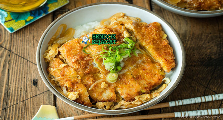 Katsudon Rice Bowl Khas Jepang Katsudon rice bowl pork katsu dengan telur di mangkuk saji