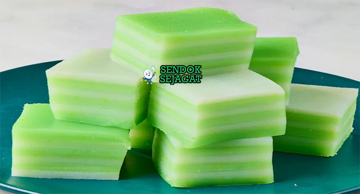 Khanom Chan Lapis Cantik Khas Thailand Khanom Chan lapis hijau putih di piring saji dengan wijen