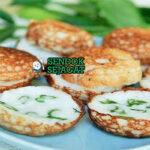 Khanom Krok dengan panekuk kelapa di piring saji